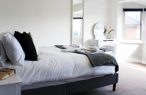 Woodley Casa | Low Cost, Fully Sanitised 4 Bed & Parking