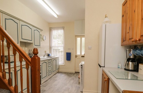 Grange-over-Sands Cabina | LOW LODGE, pet friendly, with open fire in Grange-Over-Sands