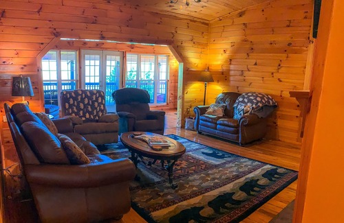 Lansing Cabina | LOW SPRING RATES! Hot Tub, Long Range Views, Fire Pit & Wi-Fi