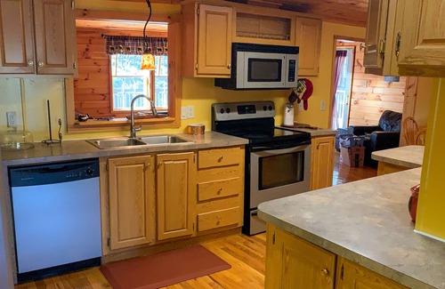 Lansing Cabina | LOW SPRING RATES! Hot Tub, Long Range Views, Fire Pit & Wi-Fi