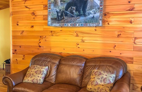 Lansing Cabina | LOW SPRING RATES! Hot Tub, Long Range Views, Fire Pit & Wi-Fi