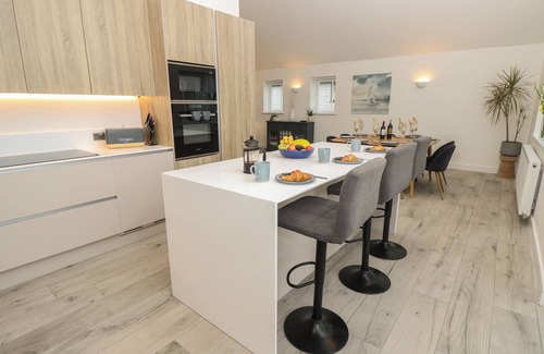 Freshwater Cabaña | LOW TIDE LOFT, pet friendly, country holiday cottage in Freshwater