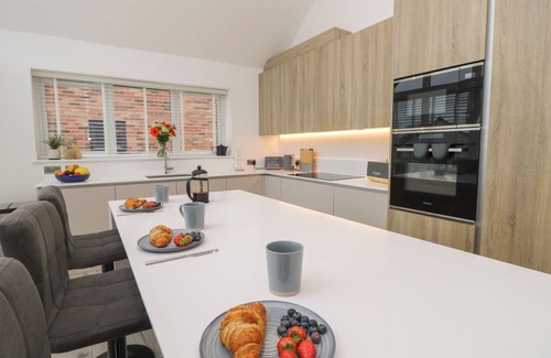 Freshwater Cabaña | LOW TIDE LOFT, pet friendly, country holiday cottage in Freshwater