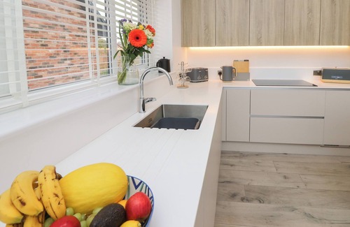Freshwater Cabaña | LOW TIDE LOFT, pet friendly, country holiday cottage in Freshwater