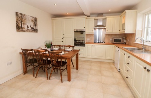 Ashford-in-the-Water Cabaña | LOWER COWDEN FARM, pet friendly, with a garden in Bakewell