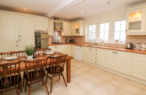 Ashford-in-the-Water Cabaña | LOWER COWDEN FARM, pet friendly, with a garden in Bakewell