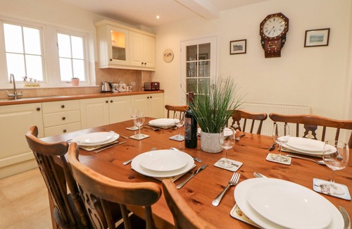 Ashford-in-the-Water Cabaña | LOWER COWDEN FARM, pet friendly, with a garden in Bakewell