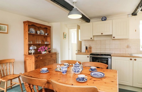 Littlebredy Cabaña | LOWER FARM COTTAGE, pet friendly, with open fire in Portesham