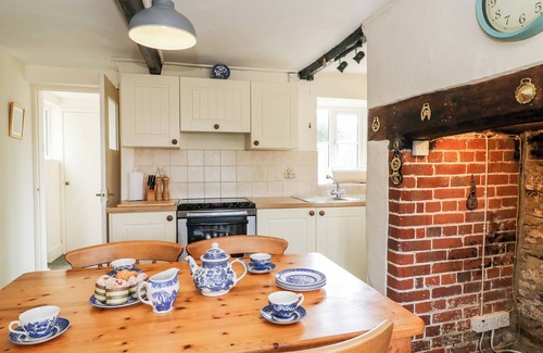 Littlebredy Cabaña | LOWER FARM COTTAGE, pet friendly, with open fire in Portesham
