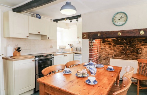 Littlebredy Cabaña | LOWER FARM COTTAGE, pet friendly, with open fire in Portesham