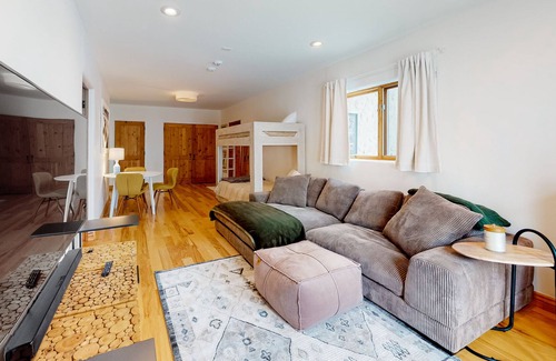 Highland Meadows Casa | Lower-level dog-friendly in-law suite with mtn views, full kitchen, washer/dryer