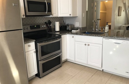 Eastside Apartamento | Lower Level Executive Rental in Victorian District