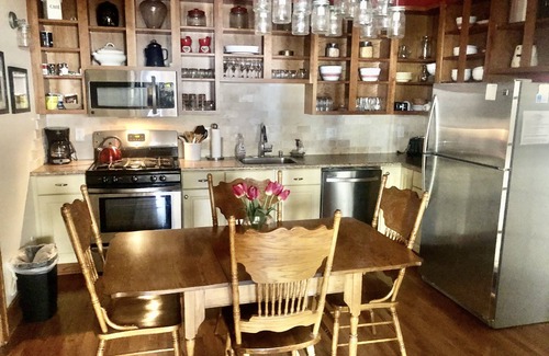 Suttons Bay Casa | The Front Cottage-In the town-Suttons Bay-Near bodegas / cervecería