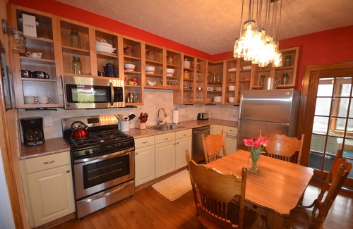 Suttons Bay Casa | The Front Cottage-In the town-Suttons Bay-Near bodegas / cervecería