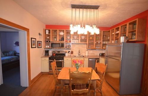 Suttons Bay Casa | The Front Cottage-In the town-Suttons Bay-Near bodegas / cervecería