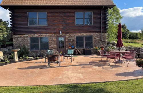 Erie County Cabina | Lower level of tranquil hilltop cabin