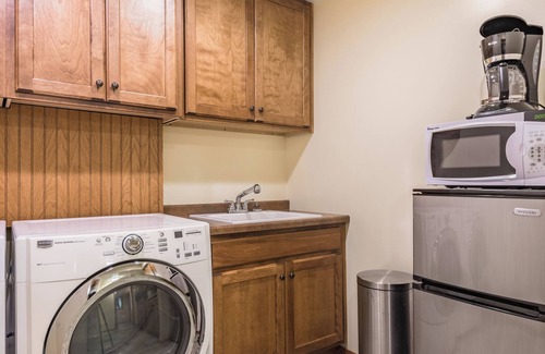 Wausau Casa | Nivel inferior, renovado, impecable, garaje privado, View Granite Peak, con licencia,