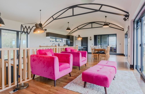 Alcester Cabaña | Lower Lodge Barn - sleeps 8 guests in 4 bedrooms