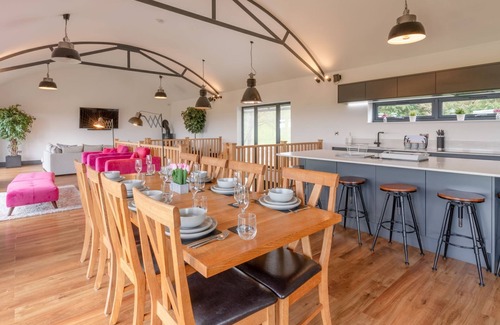 Alcester Cabaña | Lower Lodge Barn - sleeps 8 guests in 4 bedrooms