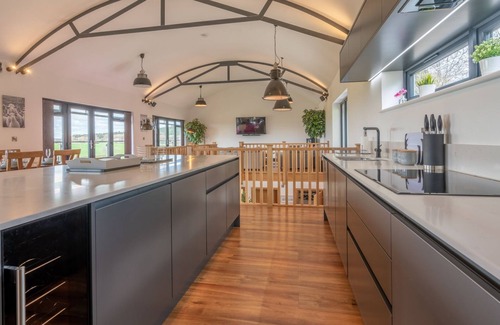 Alcester Cabaña | Lower Lodge Barn - sleeps 8 guests in 4 bedrooms