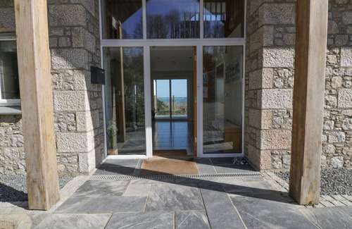 Coverack Casa | LOWER MELLAN BARN, pet friendly, luxury holiday cottage in Coverack