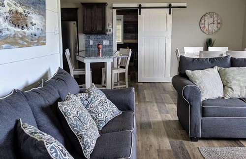Pullman Cabaña | Lower Scott Lake cottage with She-shed