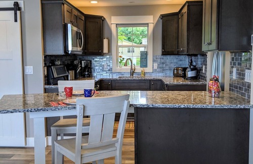 Pullman Cabaña | Lower Scott Lake cottage with She-shed