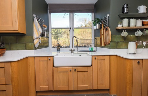 Stoke Gabriel Cabaña | LOWER WELL FARM HOUSE, pet friendly, with open fire in Stoke Gabriel