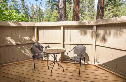 Black Butte Ranch Condominio | LR029 | Lodge Condo located at the Lodge with private fenced in patio.