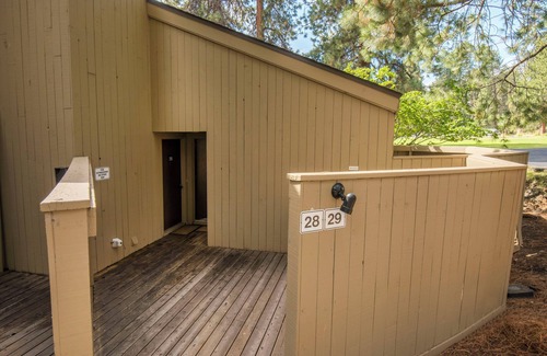Black Butte Ranch Condominio | LR029 | Lodge Condo located at the Lodge with private fenced in patio.