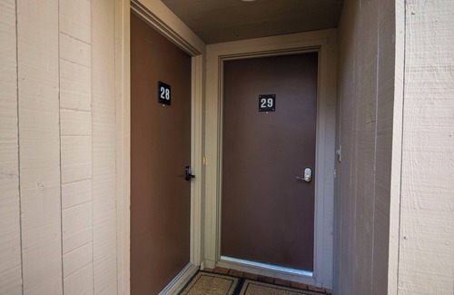 Black Butte Ranch Condominio | LR029 | Lodge Condo located at the Lodge with private fenced in patio.
