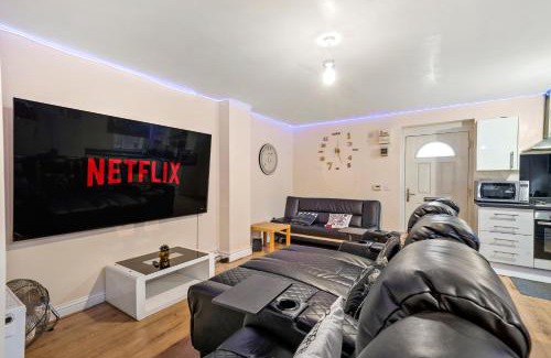 Luton Apartamento | Lt Properties Unique Bungalow style Spacious one bedroom Apartment in Luton Town centre super size round bed Netflix