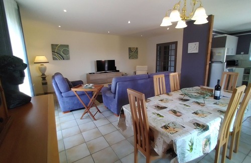 Laurens Villa | Lucinkas : Muy tranquila casa de vacaciones con tres dormitorios y jardín