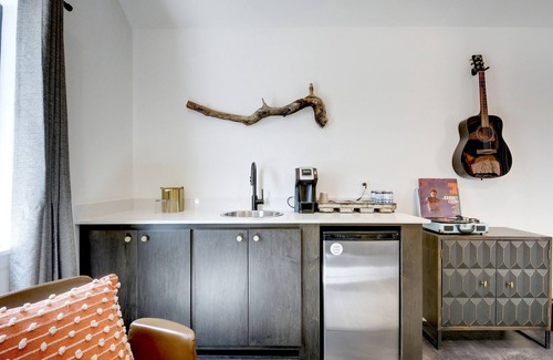 Dripping Springs Cabina | Lucky Arrow Retreat: Breezeway Cabin w / Hill Country View