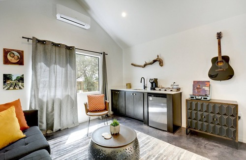 Dripping Springs Cabina | Lucky Arrow Retreat: Breezeway Cabin w / Hill Country View