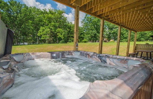 Waterfront Greens Casa | Lucky Bear Lakeside: Lake Front Home w/ Hot Tub & Community Amenities