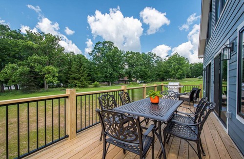 Waterfront Greens Casa | Lucky Bear Lakeside: Lake Front Home w/ Hot Tub & Community Amenities