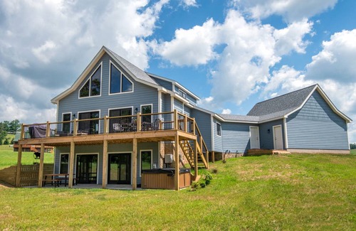 Waterfront Greens Casa | Lucky Bear Lakeside: Lake Front Home w/ Hot Tub & Community Amenities
