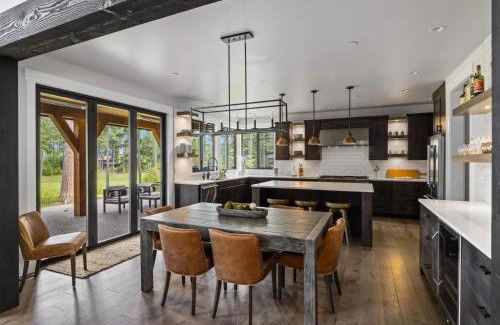 Cle Elum Casa | Lucky Elk Lodge in Suncadia- Fairway View, Hot Tub BBQ, Firepit, Game Room, Chefs Kitchen, Hi-speed Wi-Fi