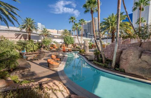 Las Vegas Hotel | Lucky Gem Penthouse & Luxury Suites at Signature Resort, Strip View 509