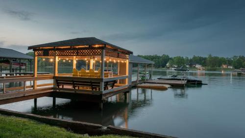 Mooresville Casa | Luckys Lake House by AvantStay Private Lake Bar