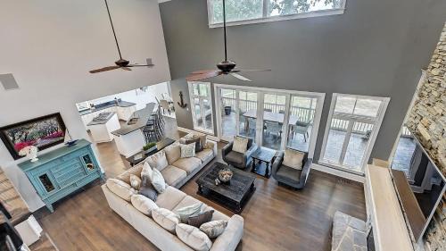 Mooresville Casa | Luckys Lake House by AvantStay Private Lake Bar
