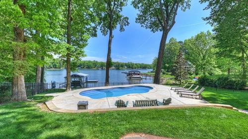 Mooresville Casa | Luckys Lake House by AvantStay Private Lake Bar