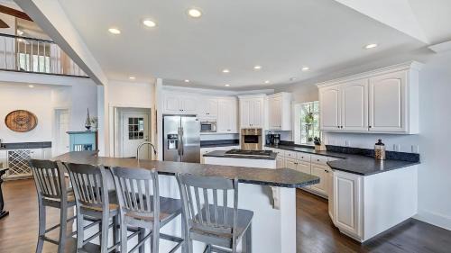 Mooresville Casa | Luckys Lake House by AvantStay Private Lake Bar