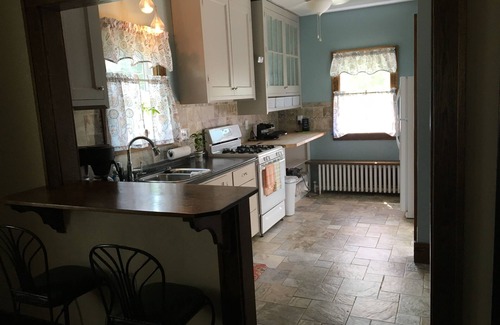 Moline Casa | Lucy’s House Single Family Bungalow