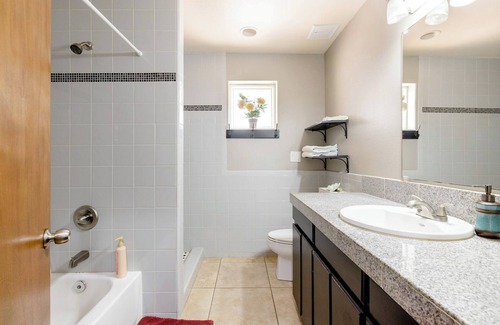 Maryvale Casa | Lucy's Private Room with Double Shower