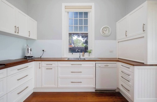 Swansea Casa | Ludford Lakefront and Beachside Retreat for Groups