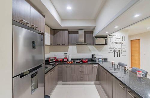 Zona Dorada Apartamento | Lujoso Condominio Tiburon a 3 Cuadras de la Playa