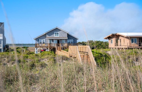 Caswell Beach Casa | Lukes Hideaway by Oak Island Accommodations