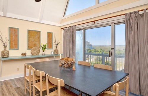 Caswell Beach Casa | Lukes Hideaway by Oak Island Accommodations